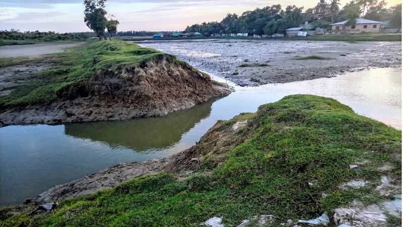 অরক্ষিত বেড়িবাঁধে মহেশখালী জেটি এলাকা দুর্যোগের আগে ব্যবস্থা হবে তো? 